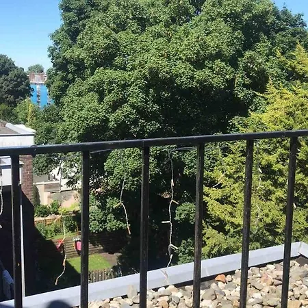 Modern & Spacious 2Bed Apartment, Great Location *