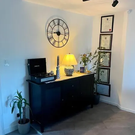 Modern & Spacious 2Bed Apartment, Great Location Apartment *